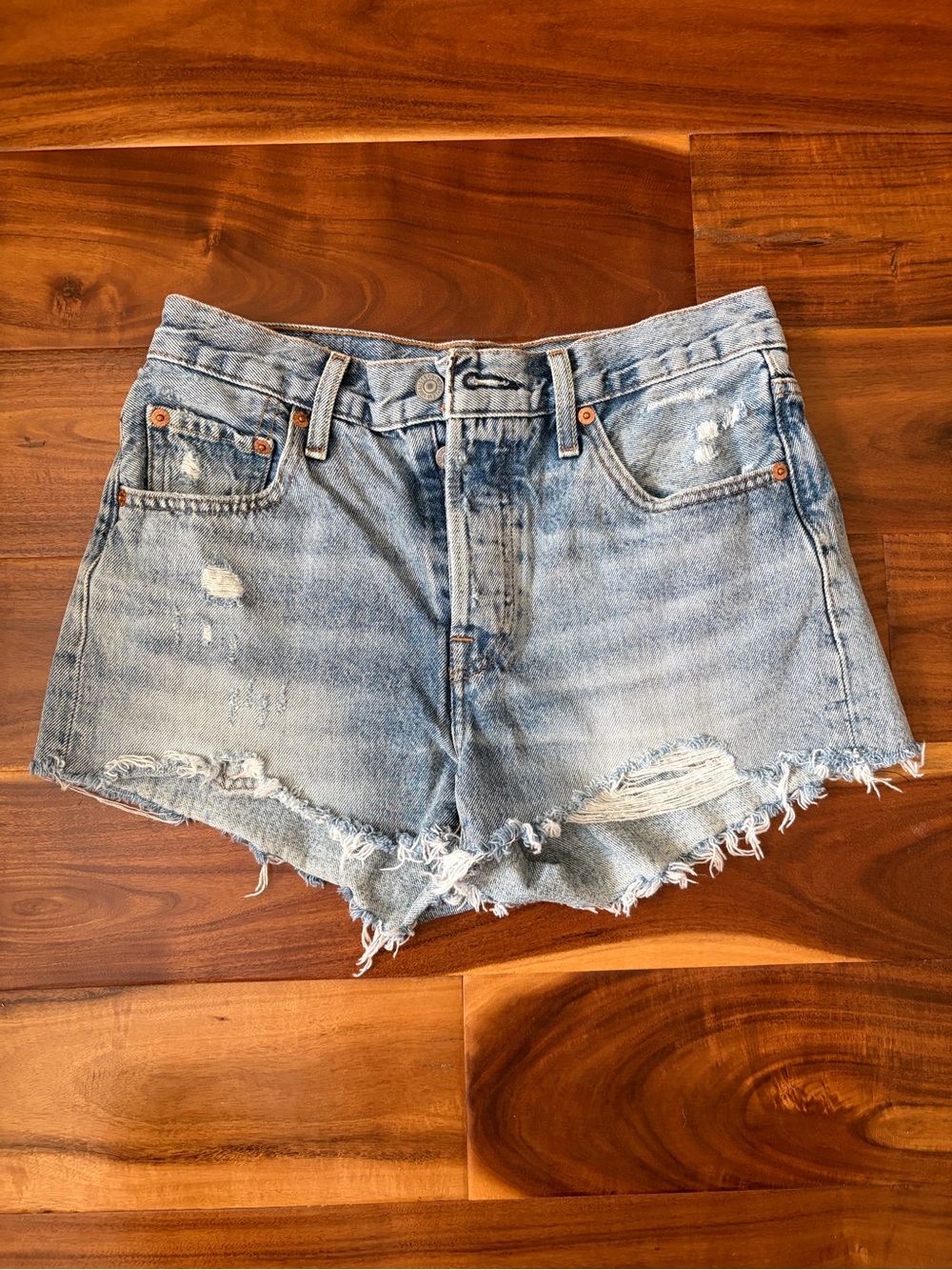 LEVIS NEW size 25 Distressed Denim Shorts